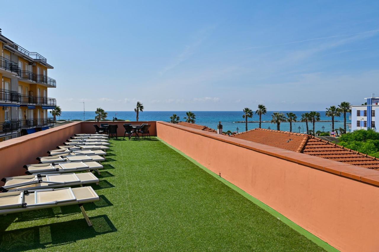 Hotel Delle Rose San Bartolomeo Al Mare Exteriör bild