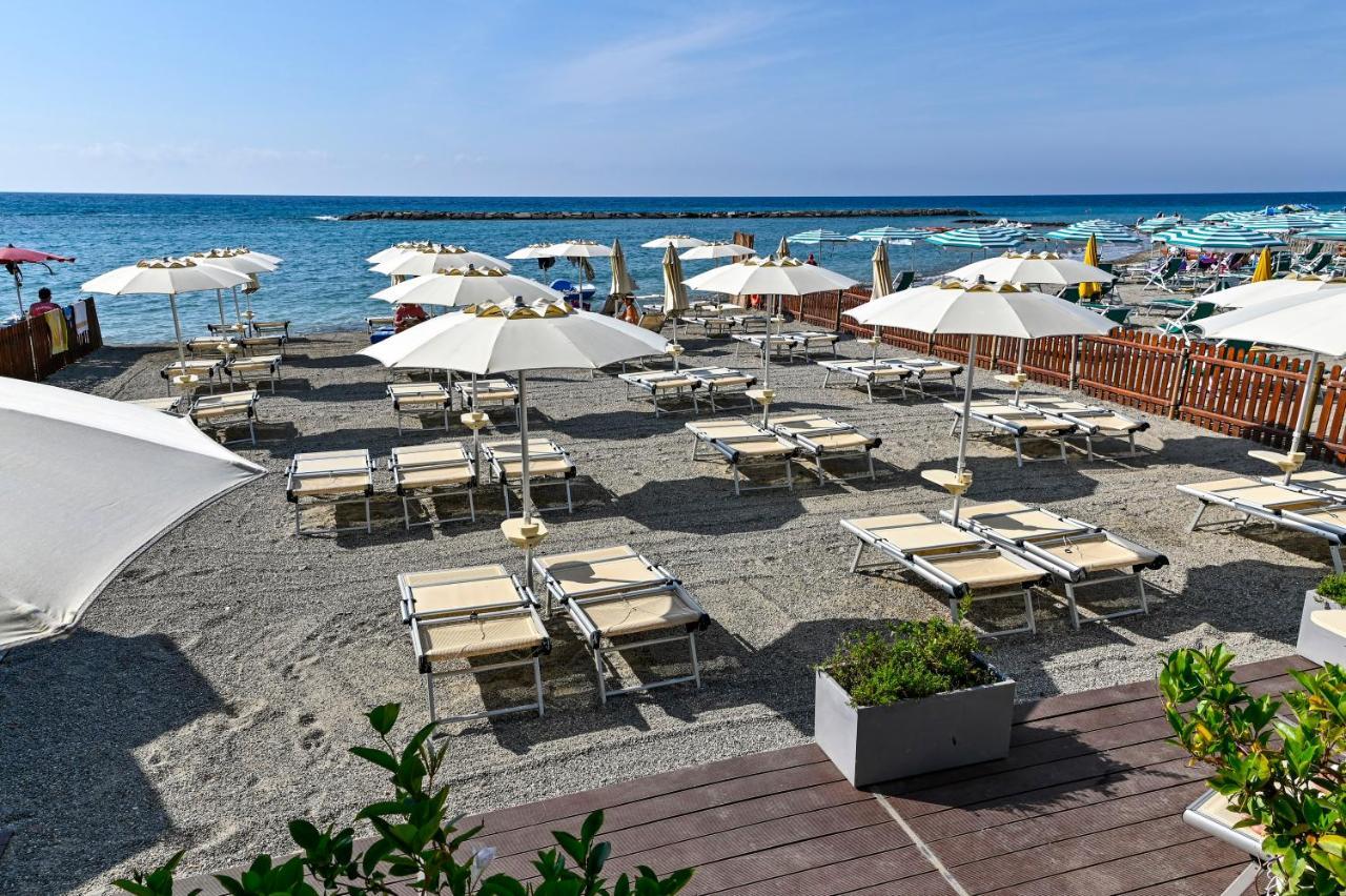 Hotel Delle Rose San Bartolomeo Al Mare Exteriör bild