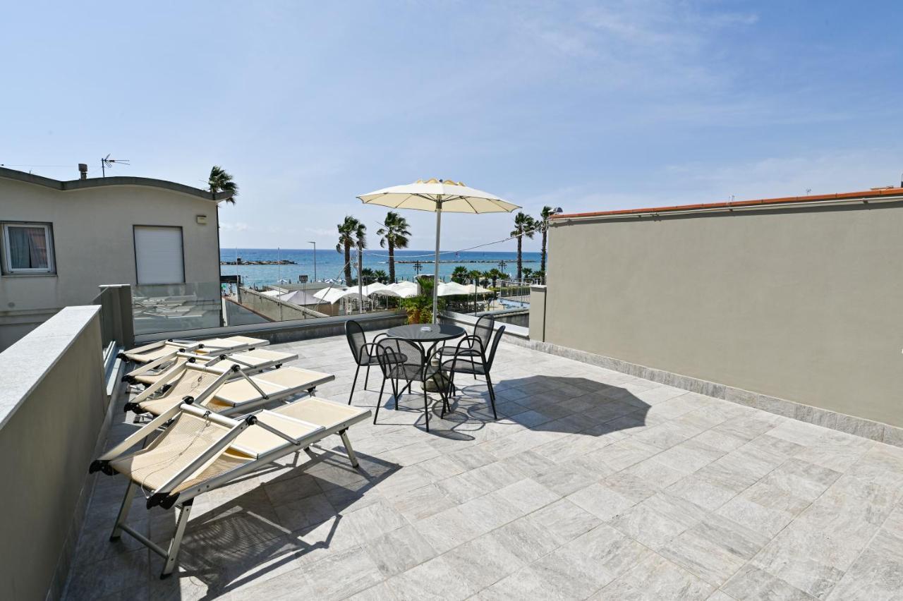 Hotel Delle Rose San Bartolomeo Al Mare Exteriör bild