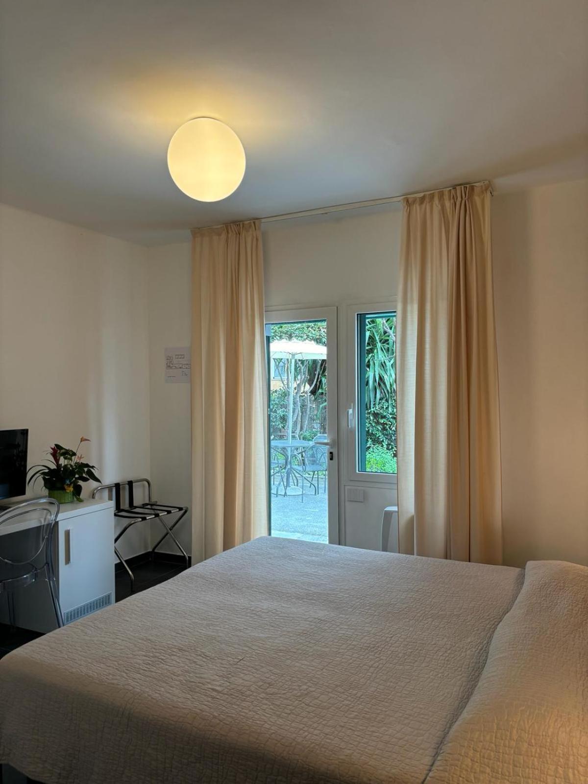 Hotel Delle Rose San Bartolomeo Al Mare Exteriör bild