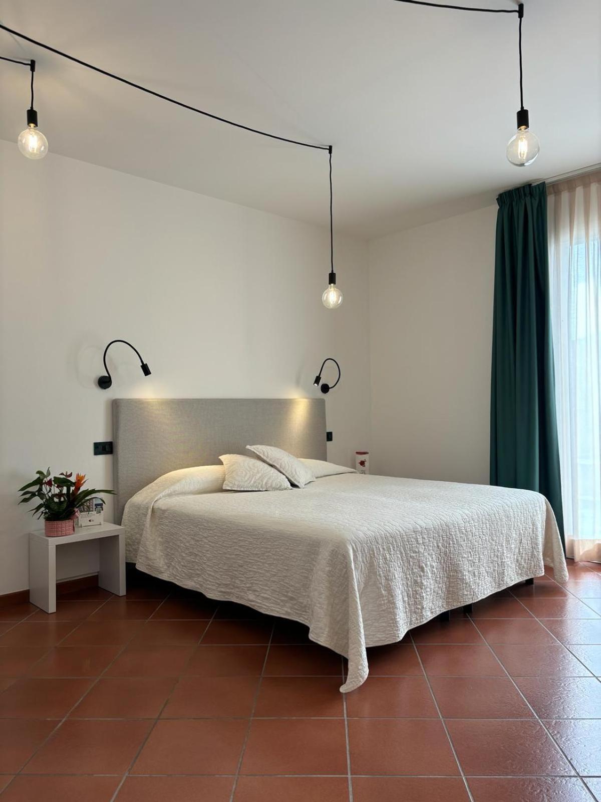Hotel Delle Rose San Bartolomeo Al Mare Exteriör bild