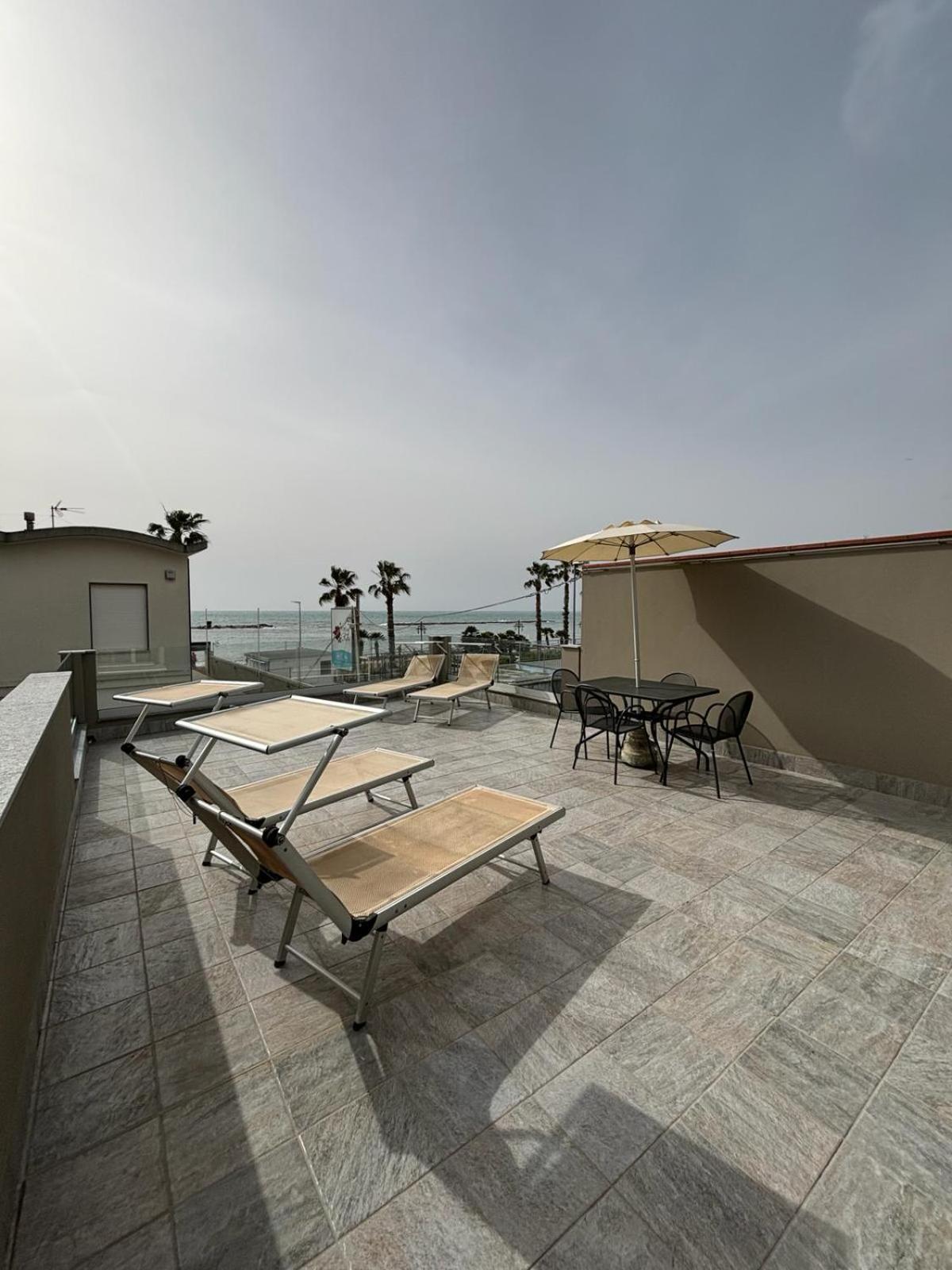 Hotel Delle Rose San Bartolomeo Al Mare Exteriör bild