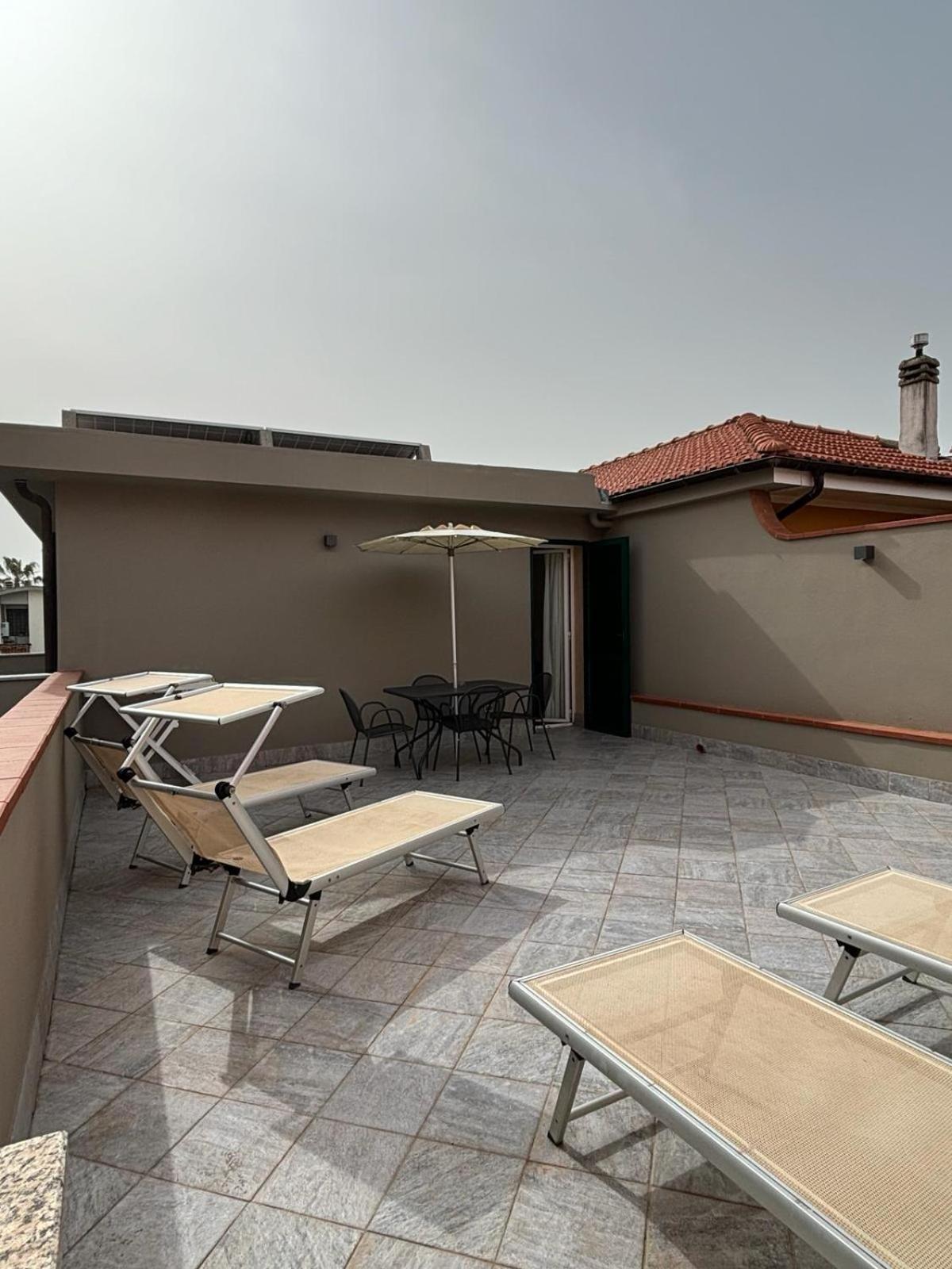 Hotel Delle Rose San Bartolomeo Al Mare Exteriör bild