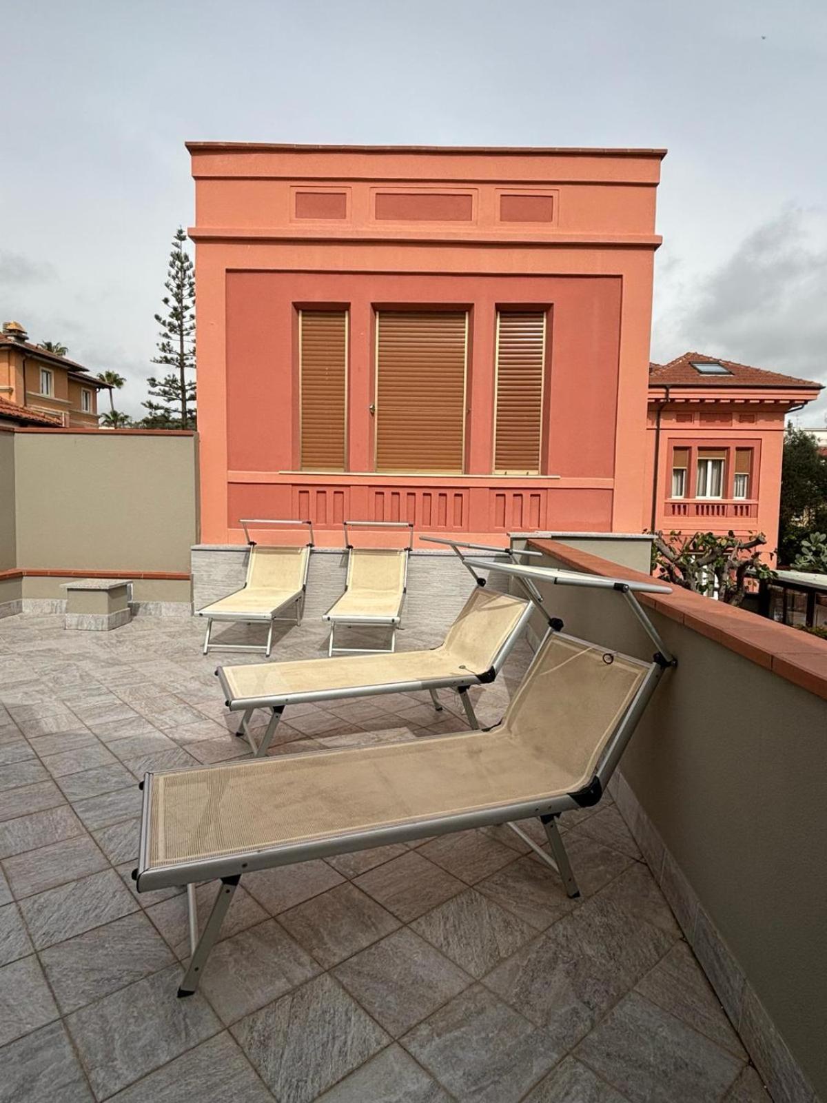 Hotel Delle Rose San Bartolomeo Al Mare Exteriör bild
