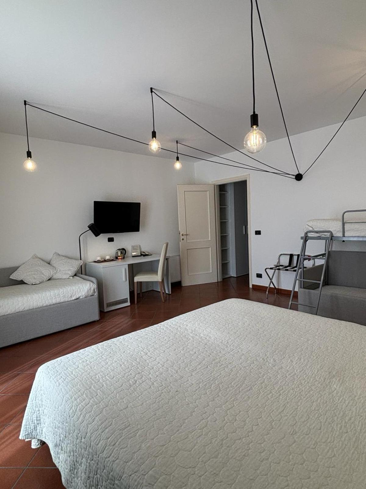 Hotel Delle Rose San Bartolomeo Al Mare Exteriör bild