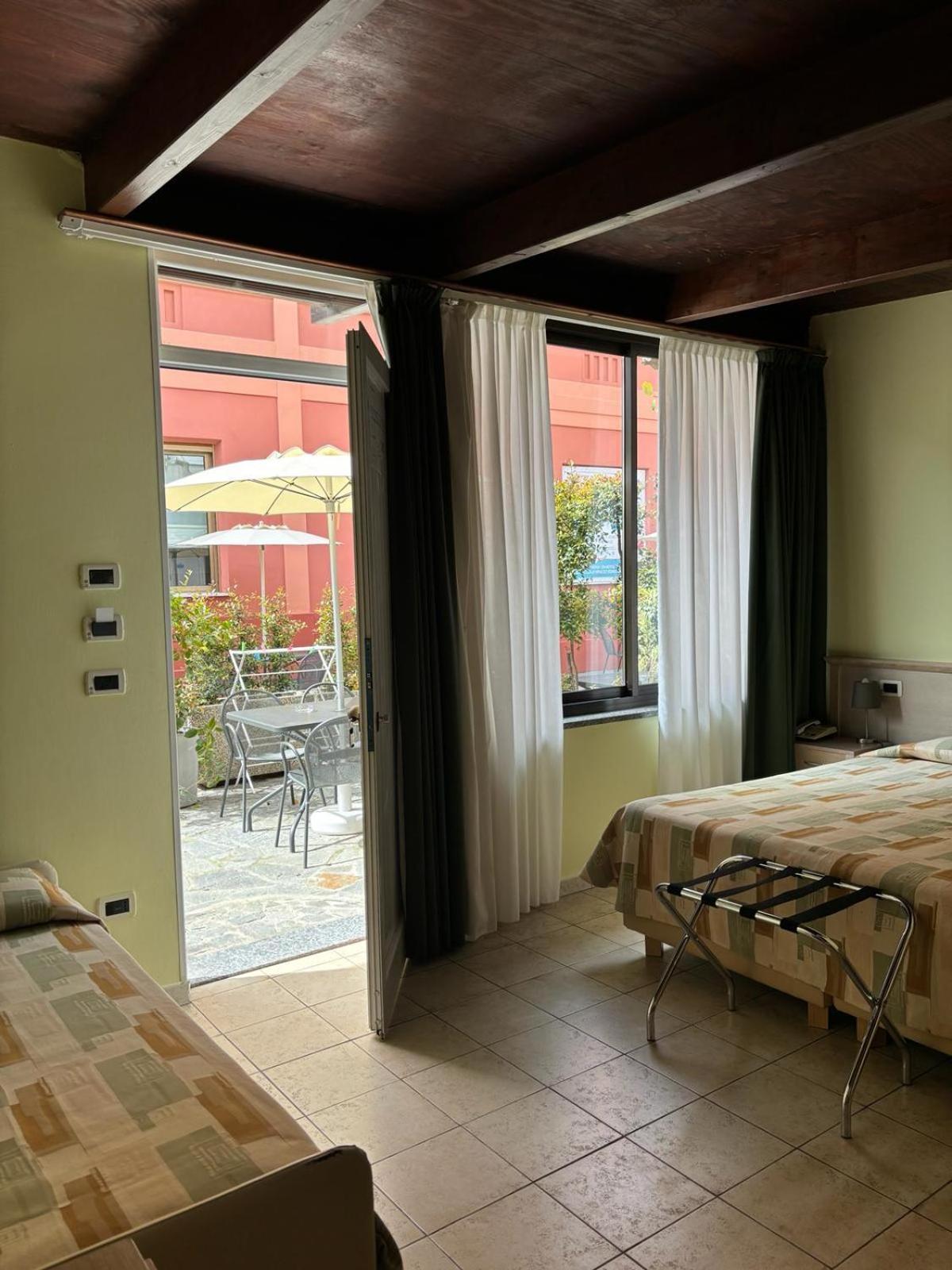 Hotel Delle Rose San Bartolomeo Al Mare Exteriör bild