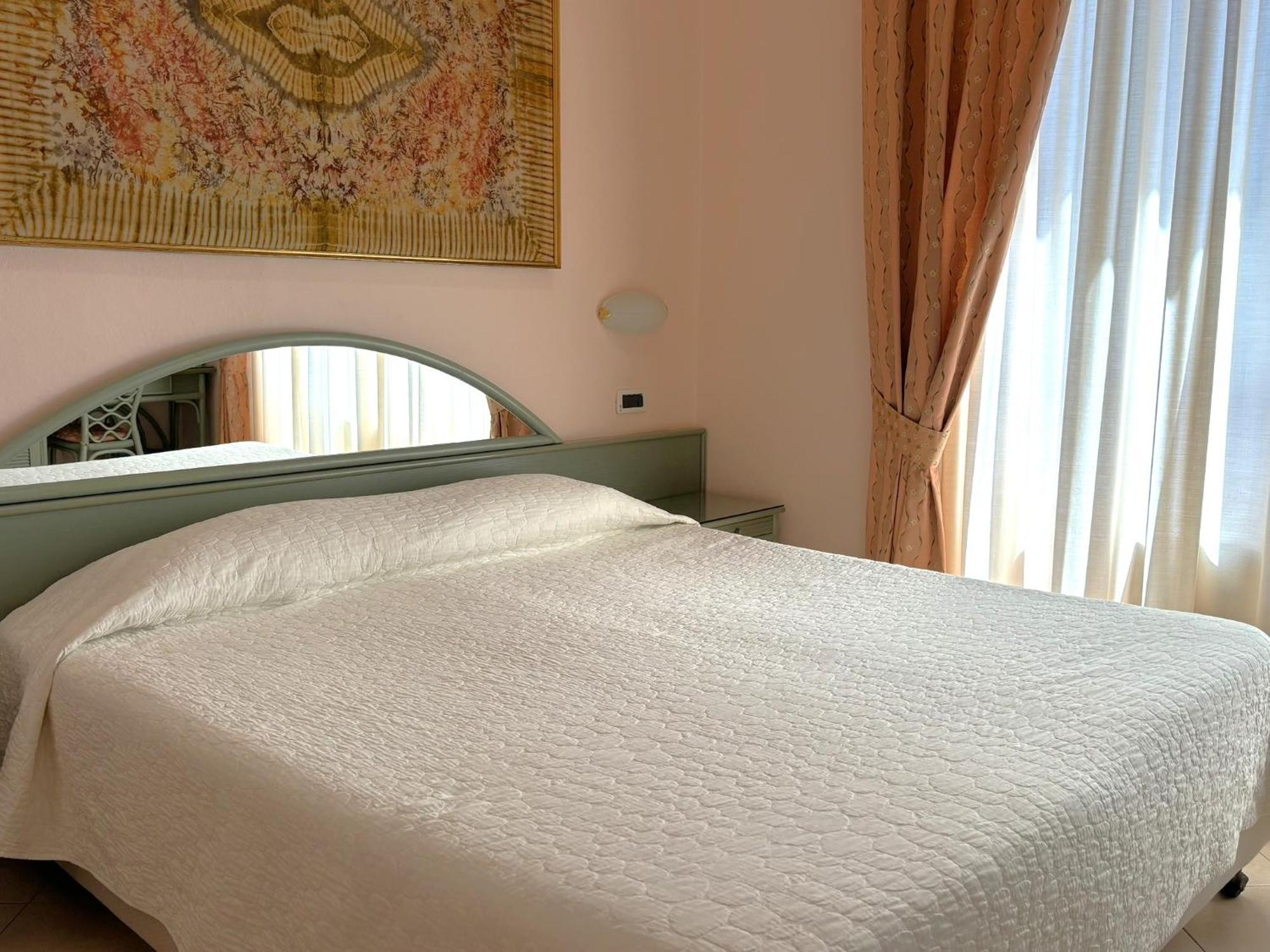 Hotel Delle Rose San Bartolomeo Al Mare Exteriör bild