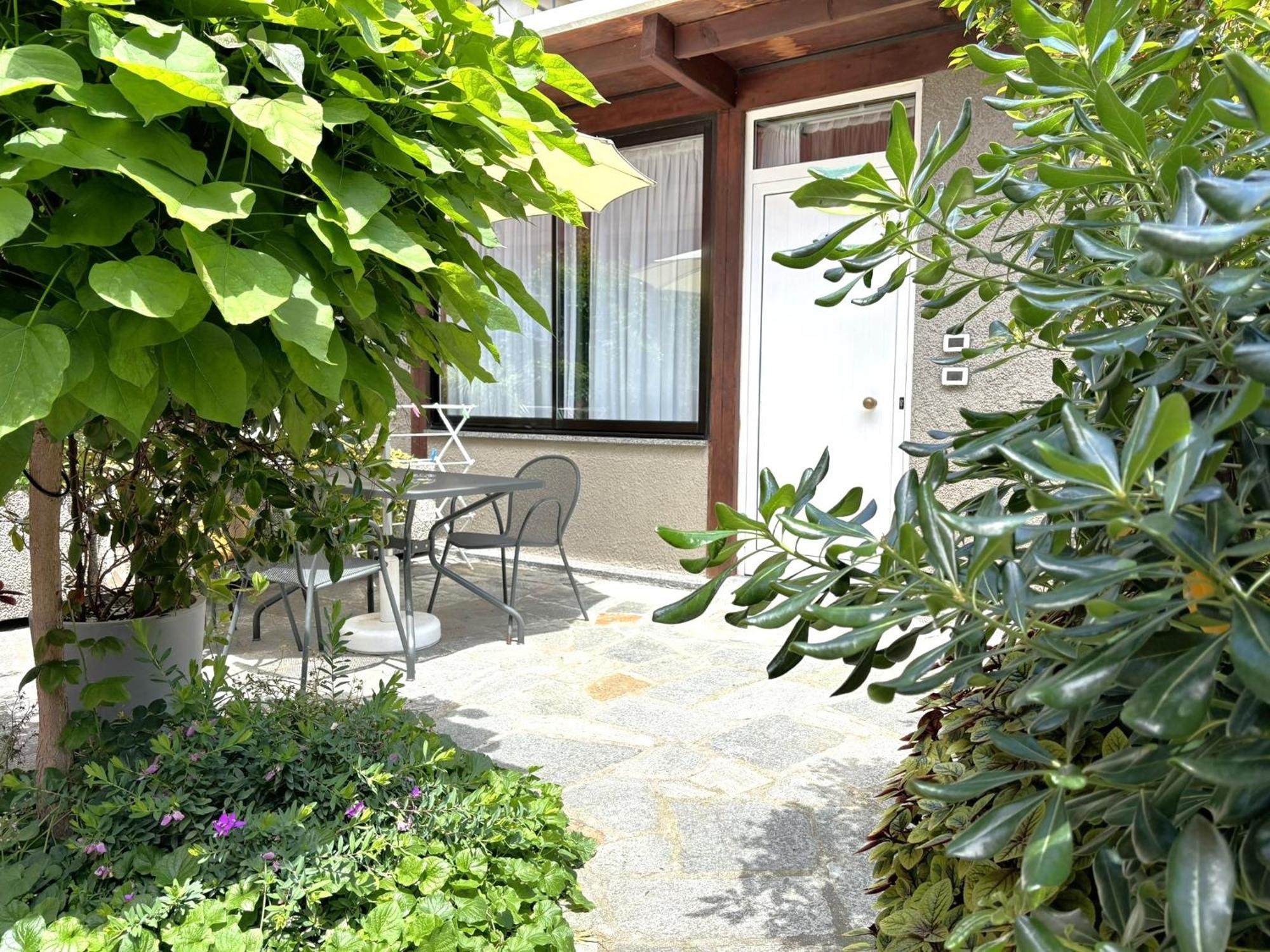Hotel Delle Rose San Bartolomeo Al Mare Exteriör bild