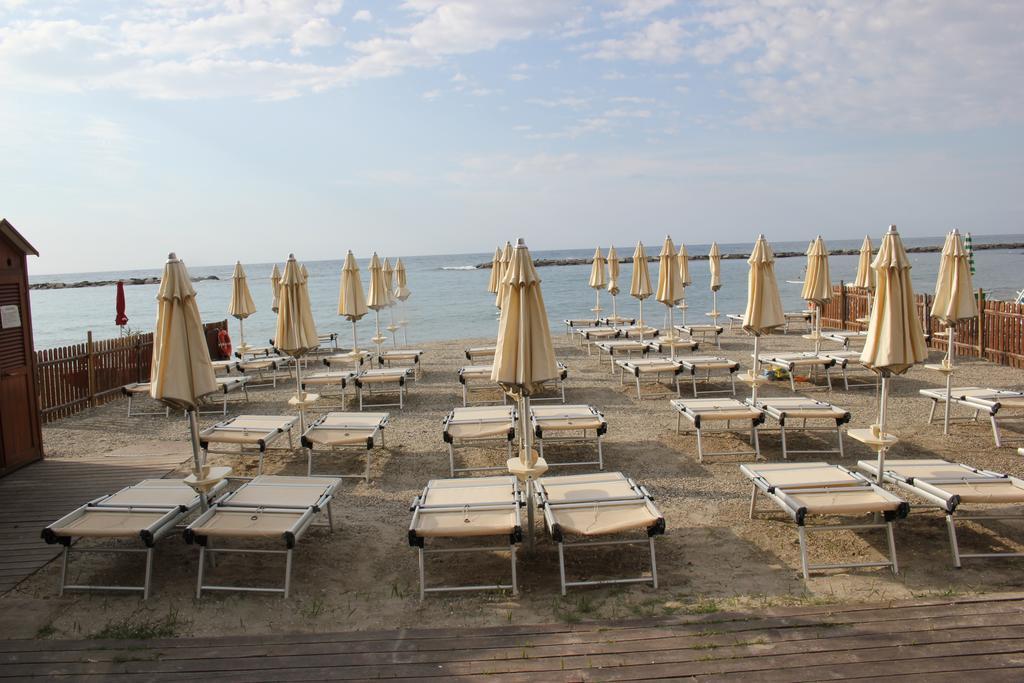 Hotel Delle Rose San Bartolomeo Al Mare Exteriör bild