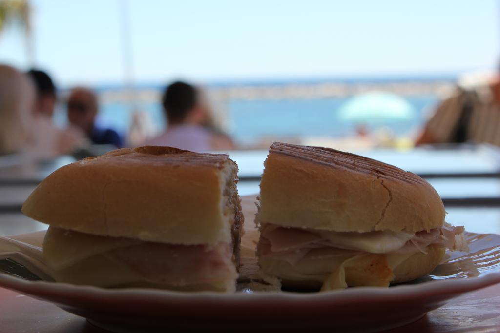 Hotel Delle Rose San Bartolomeo Al Mare Exteriör bild