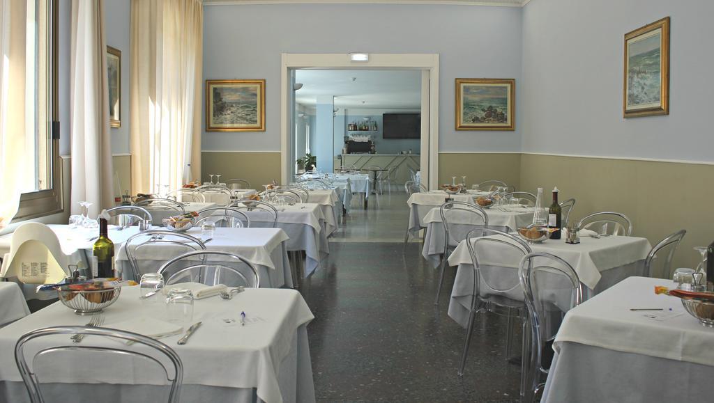 Hotel Delle Rose San Bartolomeo Al Mare Exteriör bild