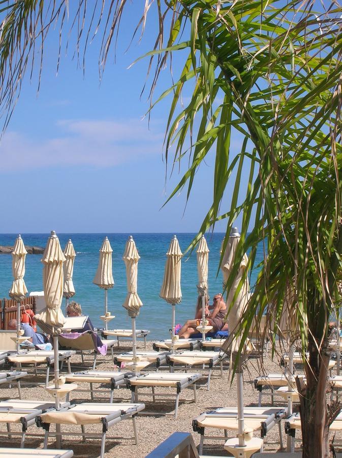 Hotel Delle Rose San Bartolomeo Al Mare Exteriör bild
