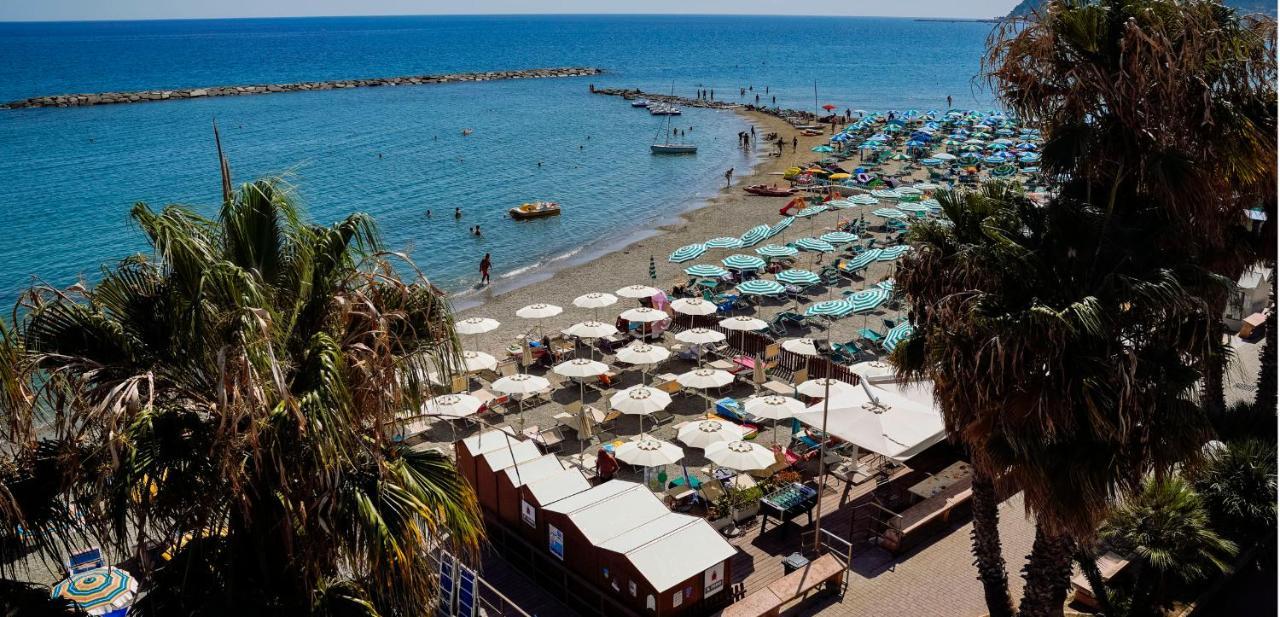 Hotel Delle Rose San Bartolomeo Al Mare Exteriör bild